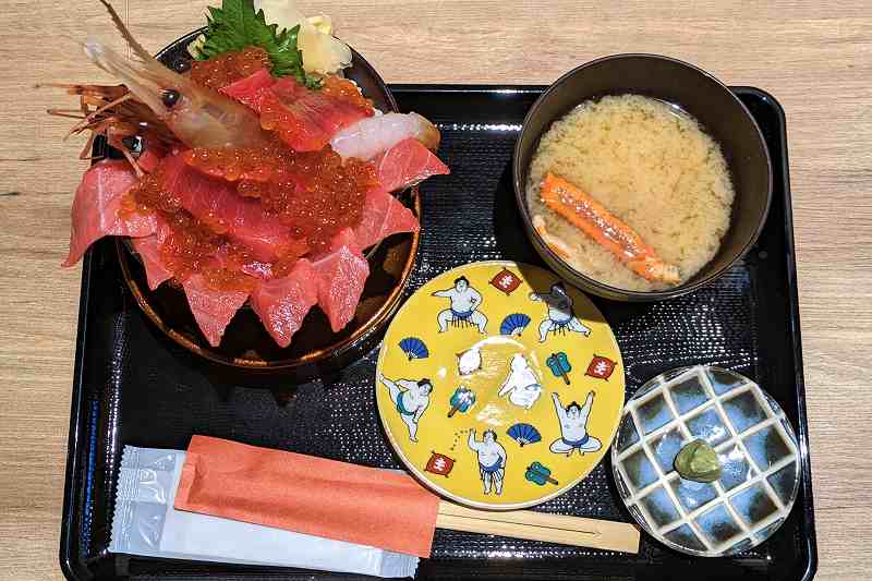 札幌海鮮丼専門店「すしどんぶり」北海道プレミアム丼