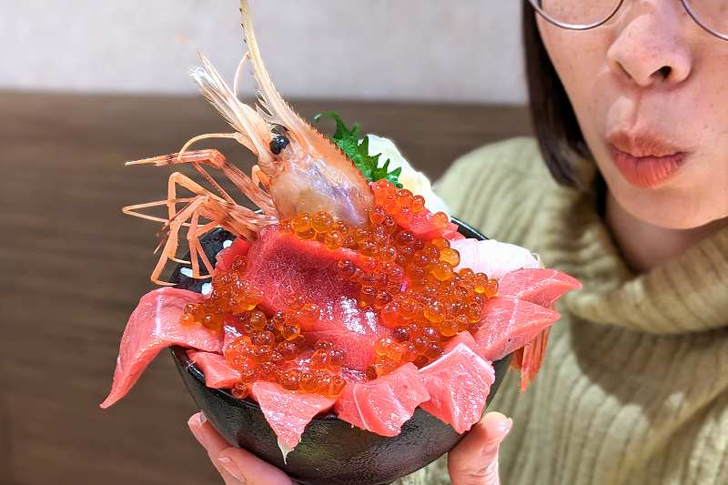 すしどんぶりの「マグロ丼ぶり」脂たっぷり