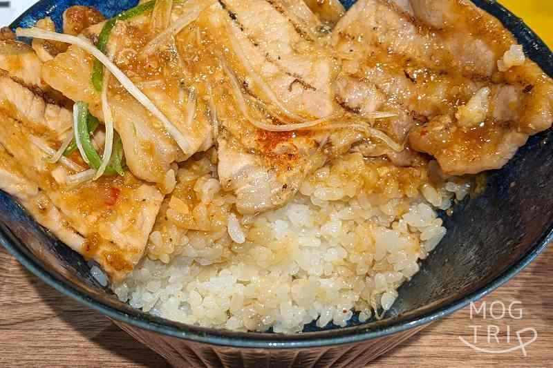 「豚丼ポルコ札幌北13条店」の豚丼札幌ピリ辛みそのごはん