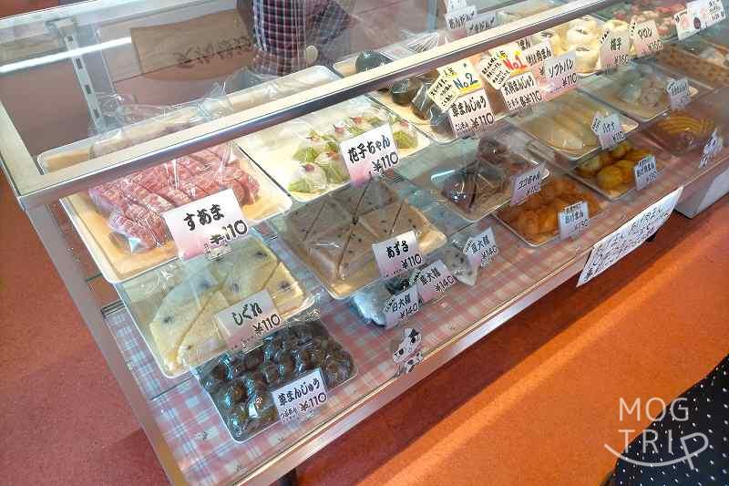 天狗まんじゅう本舗の店内に置かれているショーケースの様子