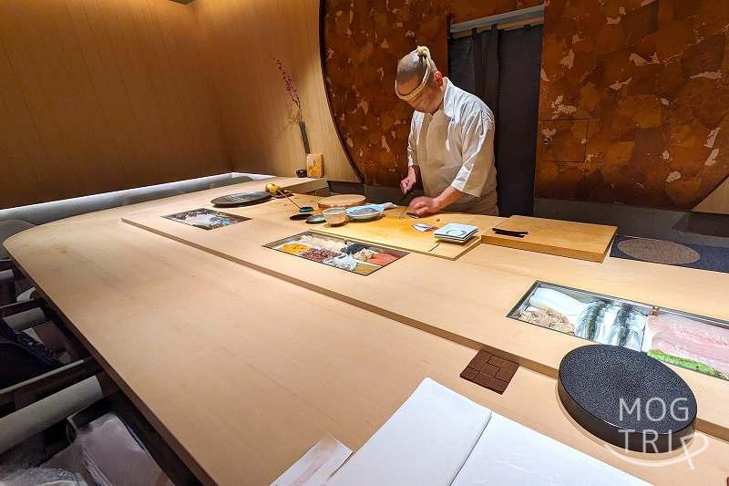 まる鮨の店内の様子