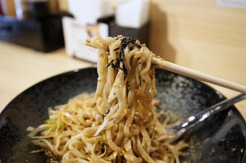 濃厚汁なし担々麵わいの「担々麵の麺」