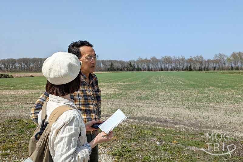 江別市の小麦農家・萩原英樹さんにグルメライター・高井なおが話を聞いている様子