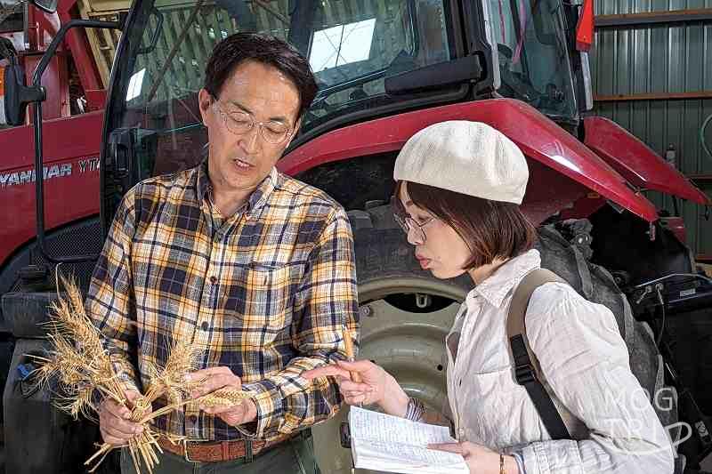 江別市の小麦農家・萩原英樹さんにグルメライター・高井なおが話を聞いている様子