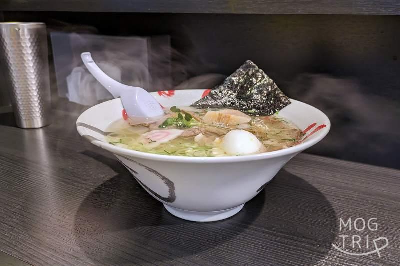 「函館麺厨房あじさいモユク札幌店」特塩ラーメンを横から見た