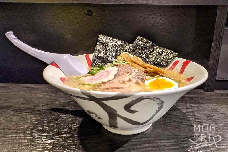 「函館麺厨房あじさいモユク札幌店」白味噌ラーメンを横から見た様子