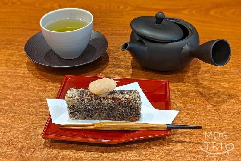 札幌中心部にある「日本茶カフェ あんと茶と」の和菓子と静岡茶がテーブルに置かれている