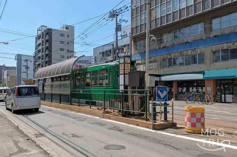 札幌中央区にある電停「中島公園通」に電車が停まっている