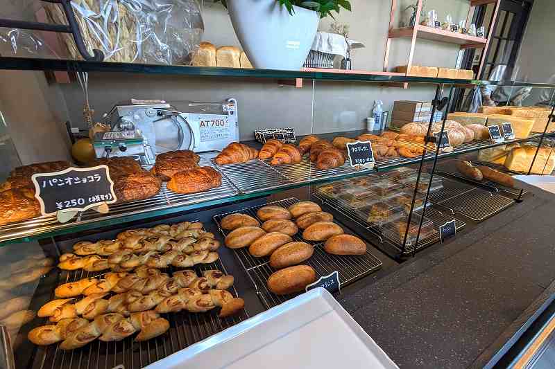 たくさんのパンが並ぶ、札幌「boulangerie yue.（ブーランジェリーユエ）」の内観