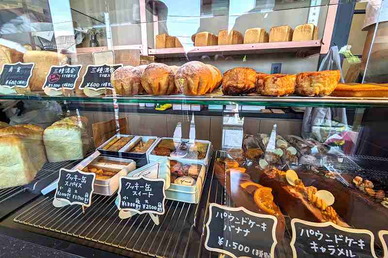 たくさんの焼き菓子が並ぶ、札幌「boulangerie yue.（ブーランジェリーユエ）」の内観