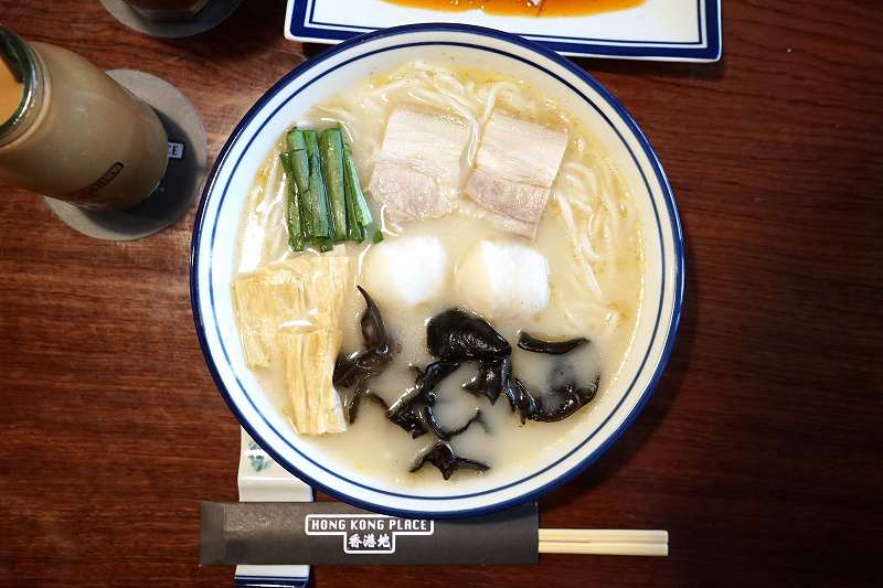 札幌豊平区にある「香港地 HONG KONG PLACE(ホンコンプレイス)」の香港式麻辣米線がテーブルに置かれている