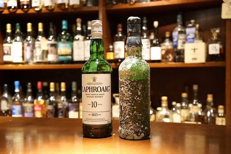 カウンターに「LAPHROAIG 10年」が2本おかれている