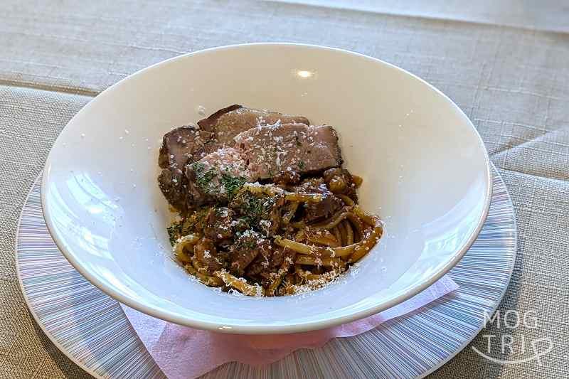 カフェドロマンリザーブの選べるメイン「北島ワインポークのデミグラスソースパスタ」