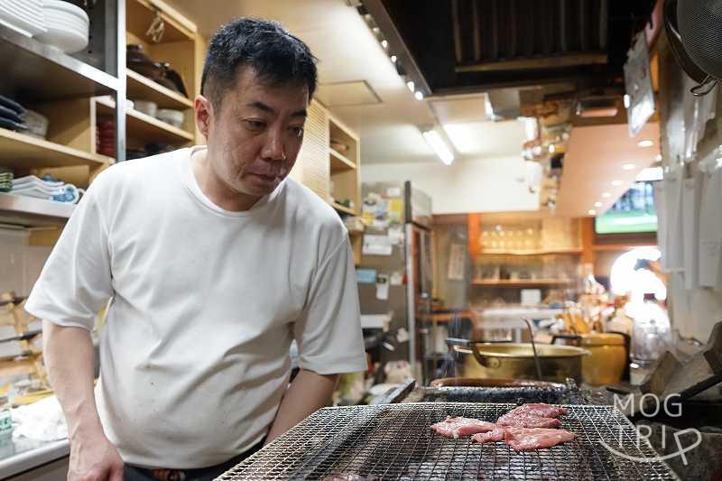 鰻のしゅうか「牛タンを焼く大将」