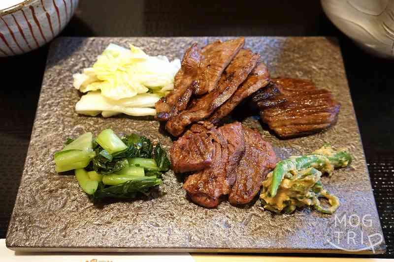 鰻のしゅうかの「牛タンとお漬物」