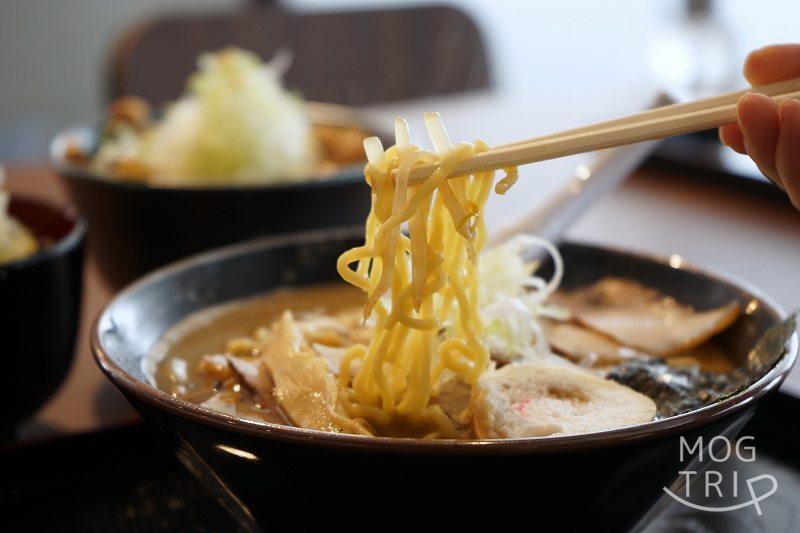 ラーメン豚丼処二代目けけけの「中太縮れ麺」