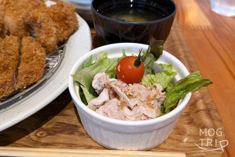 ひこま豚食堂ブーデリの副菜の「豚しゃぶ」