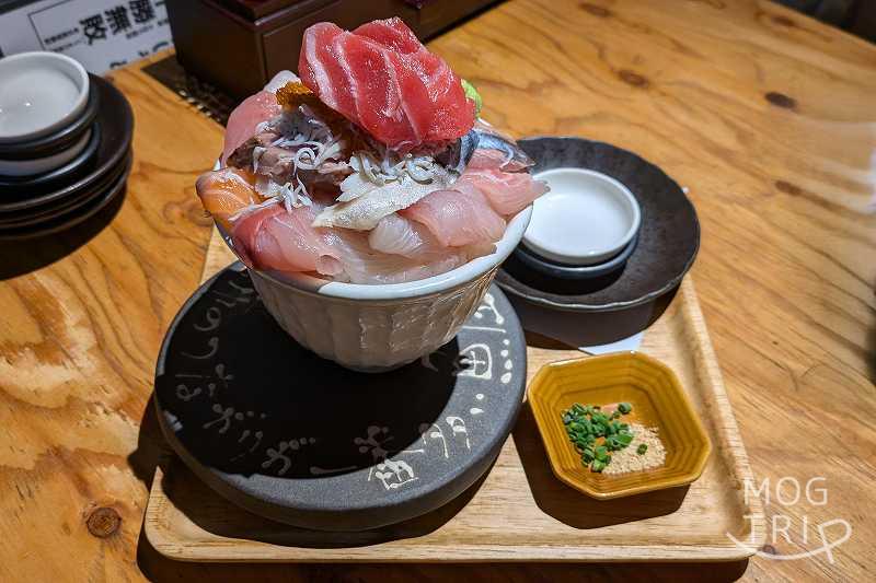 シハチ鮮魚店狸COMICHI店の「名物!!シハチの11種海鮮丼」