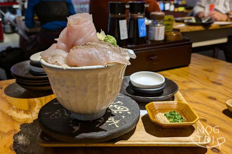 シハチ鮮魚店狸COMICHI店の「本日の海を感じる替わり丼」