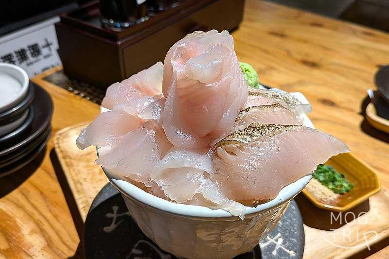 シハチ鮮魚店狸COMICHI店の「本日の海を感じる替わり丼」