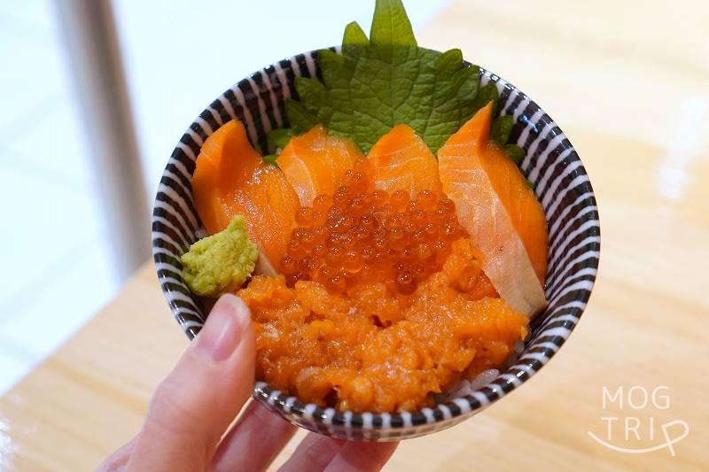 シャケトロたろうの「ミニサーモン鮭とろいくら丼」