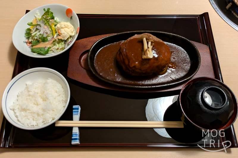 牛屋江戸八の「和牛で包んだチーズインハンバーグ盆」