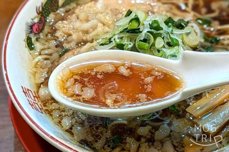 中華そば朱三園の「香味中華そば」のスープ