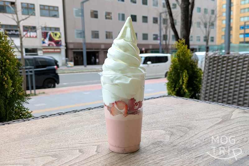 きのとや大通公園店の「いちごプリンソフト」