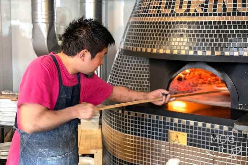 ピッツェリアイルペコリーノの店主さんがピザを焼く様子