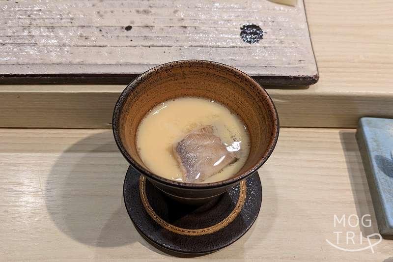 寿司・肴匠くりやの「イサキと月光(ゆり根)の茶わん蒸し」