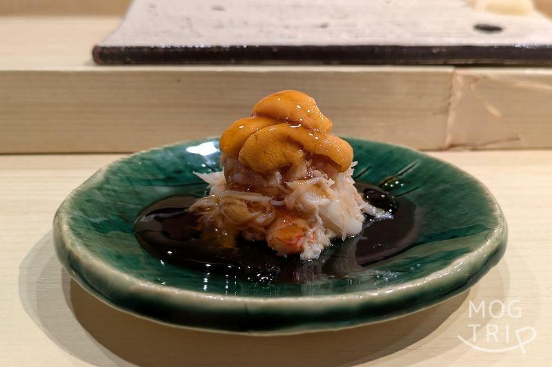 寿司・肴匠くりやの「毛ガニ&ウニ・黒酢餡」