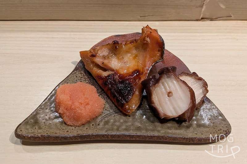 寿司・肴匠くりやの「自家製たらこ・タコの柔らか煮・銀鮭カマの西京焼き」