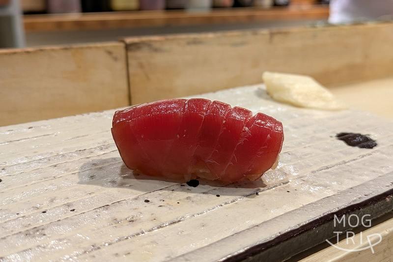 寿司・肴匠くりやの「マグロ(赤身)」