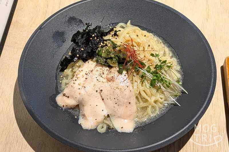 ビビンの「蒸し鶏と京都九条ネギの旨塩まぜそば」