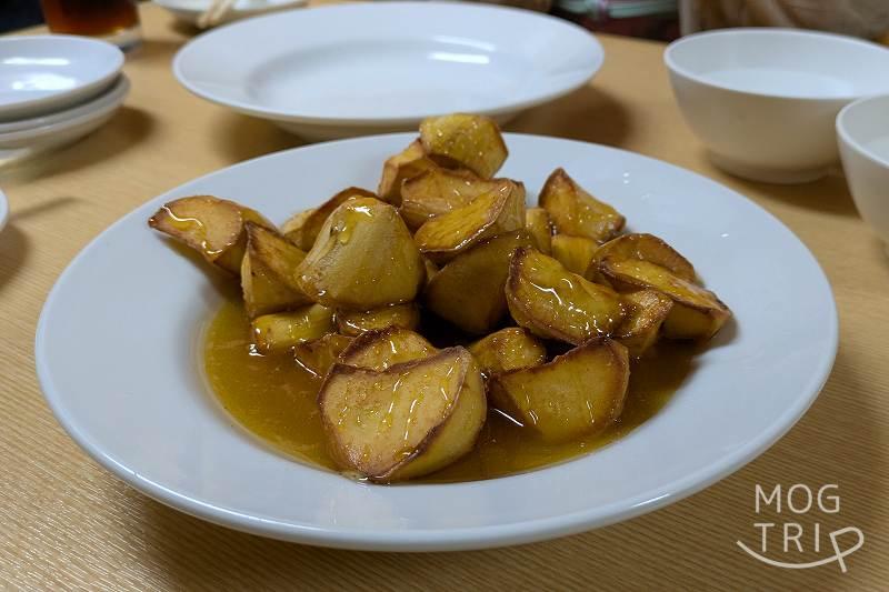 中国東北飯店の「抜絲(中国風大学いも)中」
