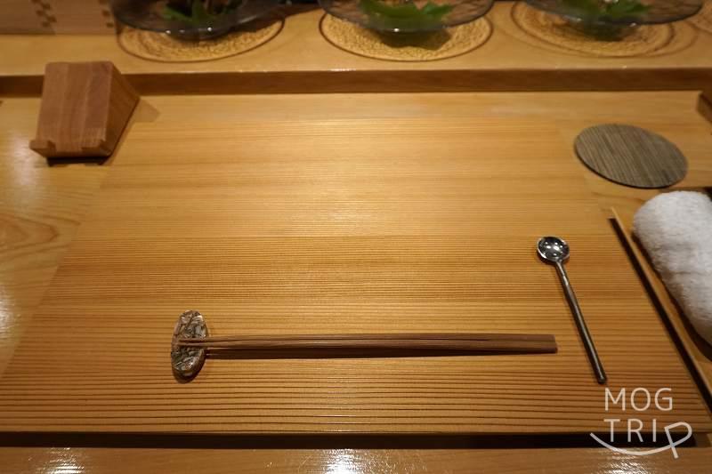 雪花菜のカウンター席の様子