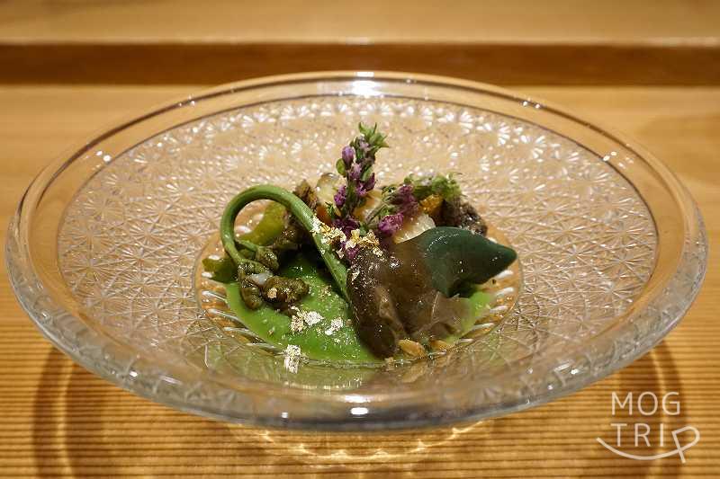 雪花菜の「蕨・鮑の肝・グリーンピースのすり流し」