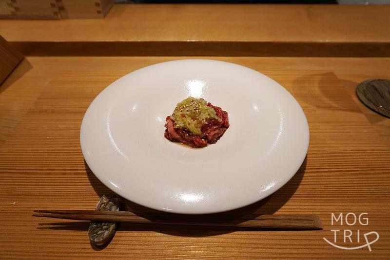 雪花菜の和牛ユッケ・卵黄乗せ
