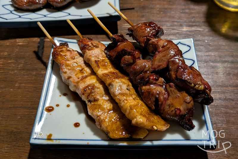 焼き鳥やむやの「豚バラ・トリレバー」
