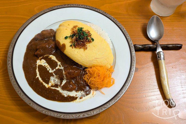 洋食木下の「欧風チキンカレーにオムレツ」