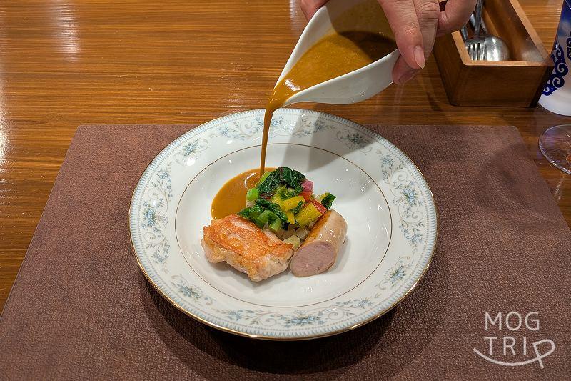 食堂ろらんじゅの「魚介のフレンチカレー(前菜付)」