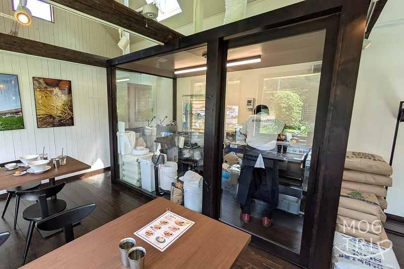 とりたまファームの「店内の様子(製麺風景)」