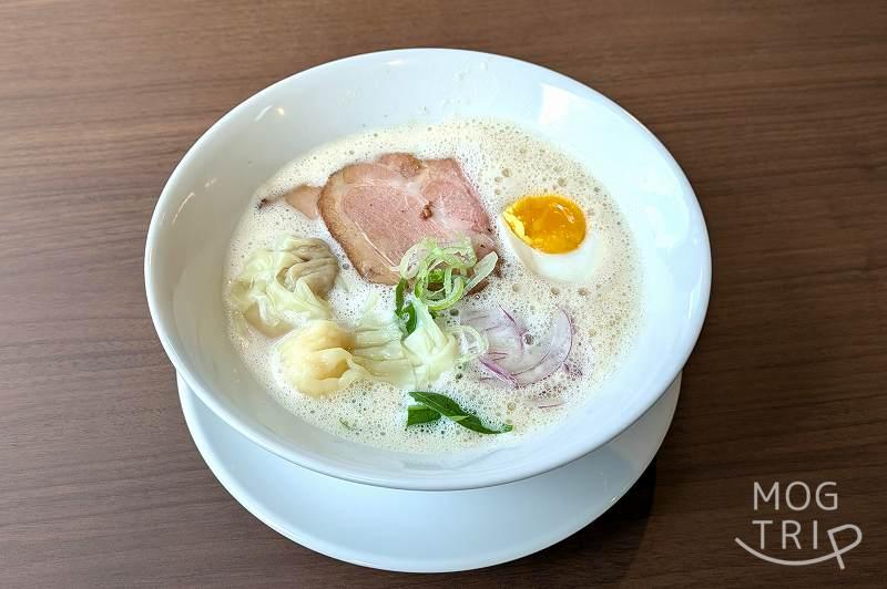 とりたまファームの「ワンタン入 泡鶏白湯」