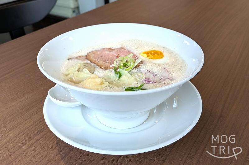 とりたまファームの「ワンタン入 泡鶏白湯」
