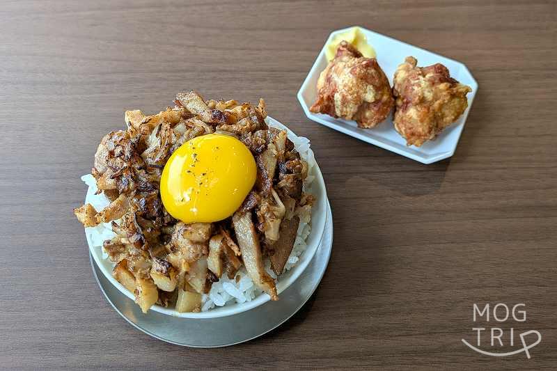とりたまファームの「炙りチャーシュー丼」「から揚げ」