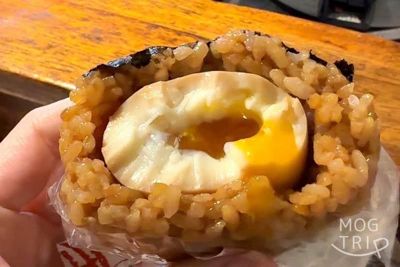すすきの蜂屋の「味玉おにぎり」