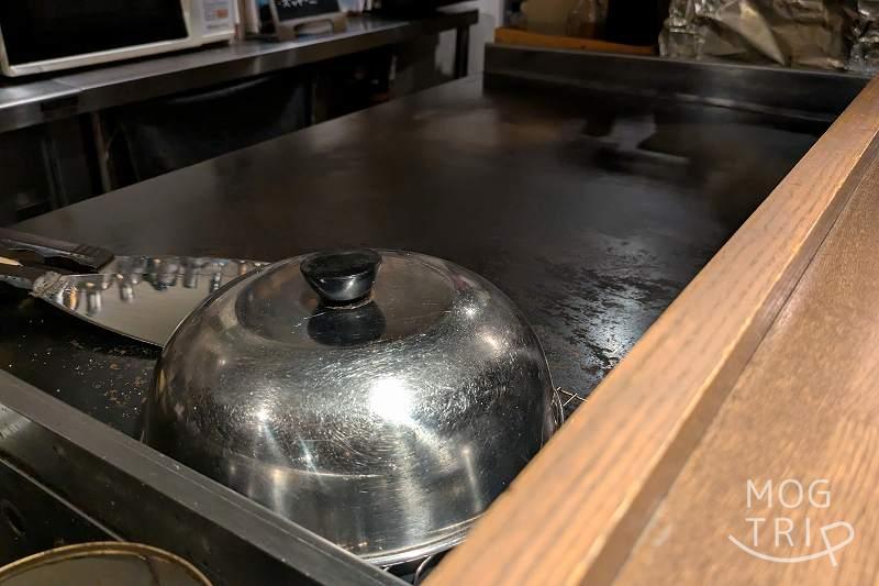 鉄板焼きじゅっての「鉄板」