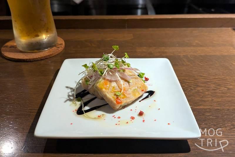 鉄板焼きじゅっての「お通し(鶏のテリーヌ)」