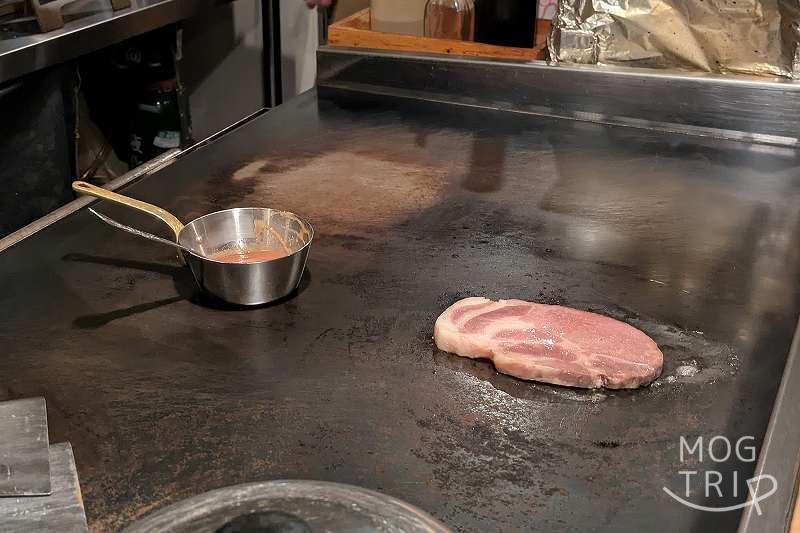 鉄板焼きじゅっての「余市北島豚肩ロース とんぺい焼き」