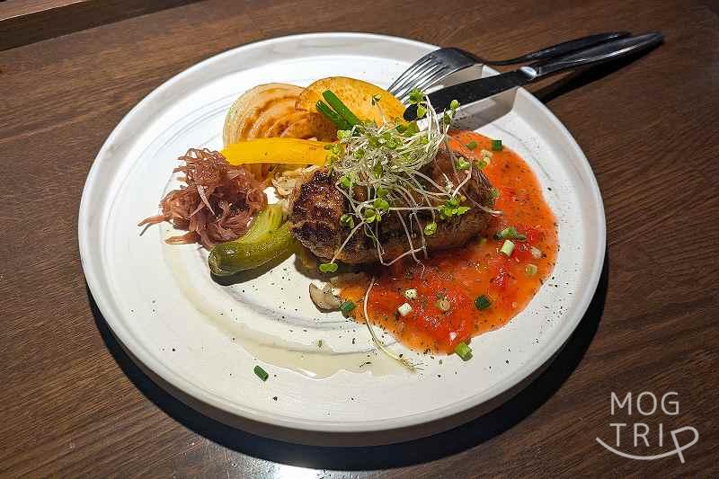 鉄板焼きじゅっての「ラム肉ハンバーグ」